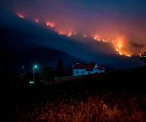 Un incendio forestal arde en Vale da Cuba, cerca del pueblo de Isna, Castelo Branco. Foto: AFP
