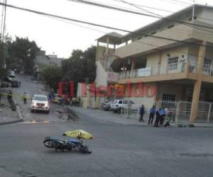 El cuerpo de David Alonso Cruz quedó tendido en la calle. Foto Estalin Irías/ EL HERALDO