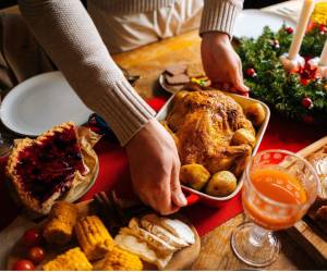 Las festividades navideñas suelen venir acompañadas de deliciosas comidas y bebidas, pero también tienden a incitar a excesos que afectan la salud.