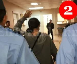 Una de los 19 estudiantes de la Universidad Nacional Autónoma de Honduras (UNAH) acusada por el delito de usurpación fue capturada este viernes en los juzgados capitalinos al intentar suplantar una firma y huella digital de otra universitaria.