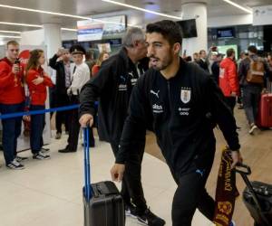 Luis Suárez y Edinson Cavani acapararon las miradas de los hinchas rusos que se acercaron al aeropuerto para darle la bienvenida al equipo. (Foto: AFP)