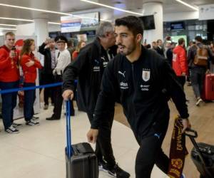 Luis Suárez y Edinson Cavani acapararon las miradas de los hinchas rusos que se acercaron al aeropuerto para darle la bienvenida al equipo. (Foto: AFP)
