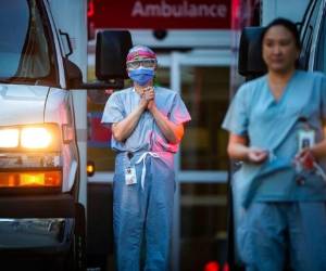 Los trabajadores de la salud han tenido que pelear desde la primera línea durante más de 14 meses que tiene la pandemia de haber invadido al mundo. Foto: AFP