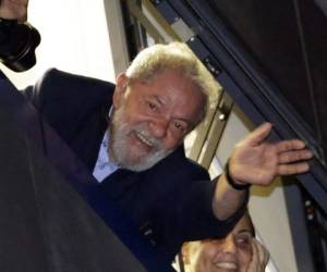 Luiz Inacio Lula da Silva saluda a sus simpatizantes en Sao Bernardo do Campo, Brasil. (AP Foto/Nelson Antoine, Archivo)