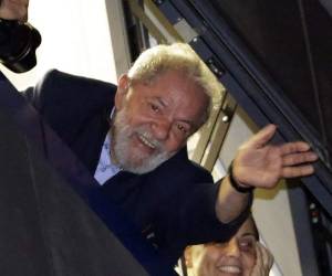 Luiz Inacio Lula da Silva saluda a sus simpatizantes en Sao Bernardo do Campo, Brasil. (AP Foto/Nelson Antoine, Archivo)