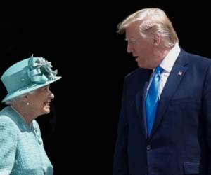 El presidente estadounidense Donald Trump inició este lunes, con un ceremonioso recibimiento por parte de la reina Isabel II, una controvertida visita de Estado de tres días a Reino Unido marcada por sus insultos al alcalde de Londres y sus comentarios sobre el Brexit. Foto: AFP