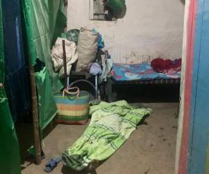 Una de las féminas estaba acostada cuando hombres armados invadieron su casa.