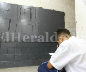 Los placazos del Barrio 18 están presentes en las aulas del Central.