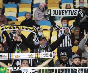 Hinchas de la Juventus alientan previo al partido del Grupo G de la Liga de Campeones contra el Dínamo de Kiev, el martes 20 de octubre de 2020. (Valentyn Ogirenko/Pool vía AP).