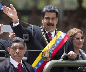 Handout picture released by the Venezuelan Presidency press office showing Venezuela's President Nicolas Maduro during a meeting with members of his cabinet at he Miraflores Presidential Palace, in Caracas, on November 8, 2019. - Maduro assured the Venezuelan people are happy for the liberation of Brazilian former President Luiz Inacio Lula da Silva. (Photo by HO / Venezuelan Presidency / AFP) / RESTRICTED TO EDITORIAL USE - MANDATORY CREDIT 'AFP PHOTO / VENEZUELAN PRESIDENCY ' - NO MARKETING NO ADVERTISING CAMPAIGNS - DISTRIBUTED AS A SERVICE TO CLIENTS