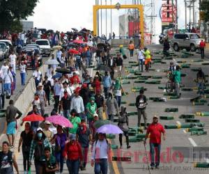 Las manifestaciones que se registraron este jueves en la capital terminaron en caos y enfrentamientos con la Policía Nacional. Fotos: David Romero / Alex Pérez / EL HERALDO.