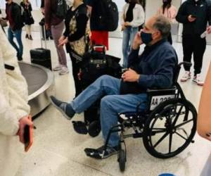 El alcalde en un aeropuerto de Estados Unidos a la espera de su vuelo.