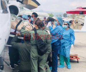 Los tres bomberos fueron trasladados este domingo en aviones ambulancia de la Fuerza Aérea Mexicana (FAM). Fotos Alex Pérez| EL HERALDO