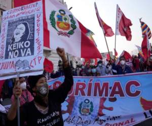 Personas marchan en apoyo al candidato presidencial Pedro Castillo el 6 de julio de 2021, exactamente un mes después de los comicios, en Lima. (AP Foto/Martin Mejia).