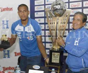 Eddie Hernández -goleador de la Copa Centroamericana- junto al DT Jorge Luis Pinto durante la comferencia de prensa en San Pedro Sula (Foto: Delmer Martínez)