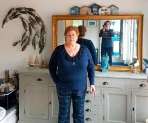 La mujer de la tercera edad se encuentra desesperada por temor a que le quiten el resto de las pertenencias que tiene en su casa. Foto: AP