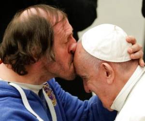 Momento en que feligrés le da esta muestra de cariño al Papa Francisco en eEl Vaticano. Foto: AP