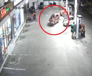 El hombre impactó a la joven cuando estaba caminado.