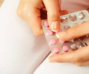 Las hormonas de la píldora evitan la ovulación. Sin ovulación, no hay óvulo que el esperma pueda fertilizar, de modo que no puede producirse un embarazo.