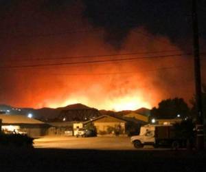 Más de 27.000 personas han sido evacuadas y un bombero resultó herido en el condado de Ventura. No hubo más información sobre la magnitud de sus lesiones.