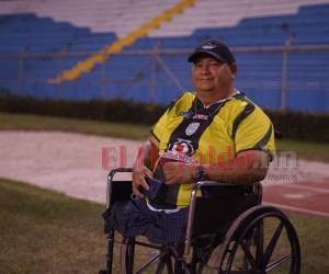 A la edad de 21 años Juan Ricardo perdió sus dos piernas, pero eso no le impide ser un fiel aficionado al Marathón, al que alienta desde adentro de la cancha sentado en su silla de ruedas.