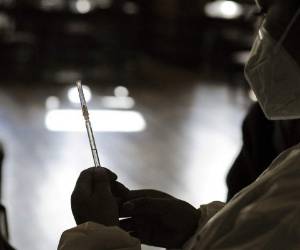 Para el ensayo 'se reclutarán varias decenas de voluntarios de centros hospitalarios que iniciarán, tan pronto como sea posible, el proceso para seleccionar a los voluntarios que cumplan con los criterios de inclusión especificados en su protocolo'. Foto: AFP