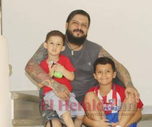 Ramsés Barrientos y sus dos hijos, Lorenzo y Paolo. Fotos: El Heraldo Honduras.