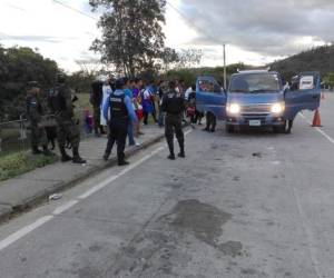 Los miembros de la barra se conducían en un busito que fue decomisado.
