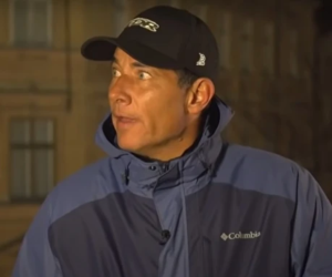 Momento en que del Rincón escucha las alarmas de bombardeos.