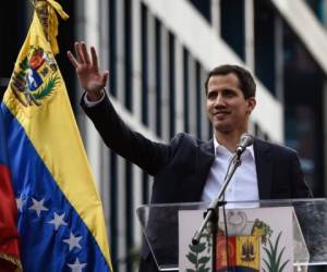Juan Guaidó ha reconocido que su desafío en un gobierno que controla la Fuerza Armada le traerá problemas. Foto / AFP