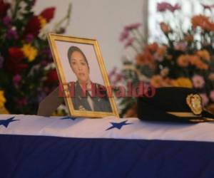 Familiares velan los restos de Patricia Valladares, capitana de Infantería que falleció en el mismo accidente aéreo que la exministra Hilda Hernández. (Fotos: Estalin Irías / EL HERALDO)