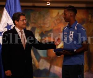 El presidente de Honduras junto al capitán de la Selección Sub-20 (Foto: Juan Salgado / Grupo Opsa)