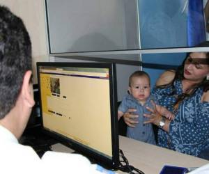 Para solicitar el pasaporte de un menor, ambos padres deben acudir a la cita. Foto: INM