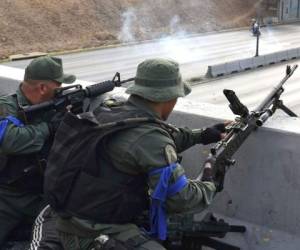 La lealtad de los soldados al líder opositor venezolano y al autoproclamado presidente Juan Guaidó se posiciona frente a la base de La Carlota en Caracas el 29 de abril de 2019.