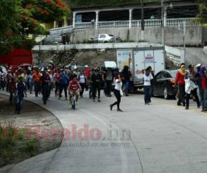 Un grupo de docentes y estudiantes se tomaron la carretera al sur a la altura de la aldea Germania. Foto: Emilio Flores/EL HERALDO.