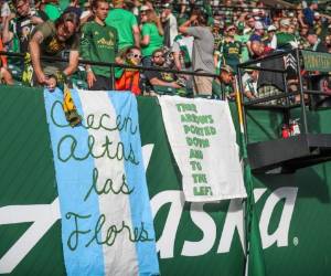 En esta foto del 23 de agosto de 2019, los aficionados de los Timbers de Portland esperan el comienzo de un partido de la MLS ante los Sounders de Seattle.