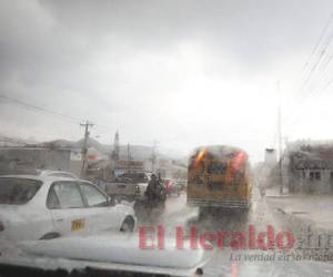 Las calles anegadas de la ciudad se debieron a la suciedad que acumulan los drenajes y no por la intensidad de las lluvias, según Cenaos. Foto: El Heraldo