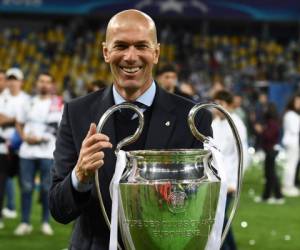 El entrenador francés del Real Madrid, Zinedine Zidane, ostenta el trofeo mientras celebra el partido final de la UEFA Champions League entre el Liverpool y el Real Madrid en el Estadio Olímpico de Kiev, Ucrania, el 26 de mayo de 2018. / AFP / FRANCK FIFE.