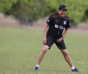 El entranador del Olimpia se dio tiempo para pelotear con un administrador del Estadio Nacional de Tegucigalpa. Foto: Juan Salgado