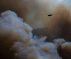 Un helicóptero participa en la operación de extinción de incendios en Koycegiz, Mugla, Turquía, el lunes 9 de agosto de 2021. Foto: AP