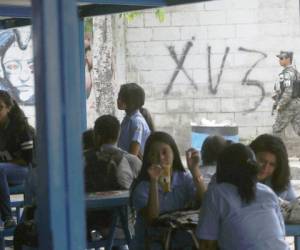 Grafitis alusivos a una pandilla se pueden observar en la parte interior del muro del instituto Saúl Zelaya Jiménez, en la colonia La Rosa.