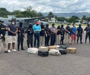 La avioneta de la Fuerza Aérea Hondureña, fue cargada con la droga y llegó a la capital de la República a eso de las 10:50 de la mañana.