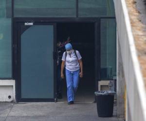 Un trabajador de la salud sale de un Ã¡rea del aeropuerto La Aurora que el gobierno destinÃ³ como albergue temporal para ciudadanos guatemaltecos deportados de Estados Unidos mientras aguardan los resultados de pruebas para determinar si tienen el nuevo coronavirus. La imagen es del miÃ©rcoles 15 de abril de 2020. (AP Foto/MoisÃ©s Castillo)