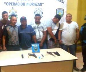 A los sospechosos se les detuvo en posesión de droga, arma de fuego y suponerle vinculados a la banda Los Cachiros. (Foto: El Heraldo Honduras).