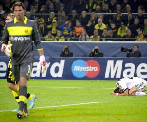 Real Madrid's French defender Raphael Varane (R) reacts as he has an attempt on goal saved by Dortmund's goalkeeper Roman Weidenfeller (L) during the UEFA Champions League Group D football match BVB Borussia Dortmund vs Real Madrid in Dortmund, western Germany on October 24, 2012. AFP PHOTO / ODD ANDERSEN