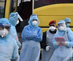 El saldo de muertos por la epidemia de coronavirus en China ya alcanzó el martes los 425. Foto AFP