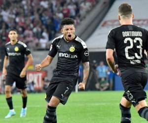 Jadon Sancho (centro) festeja con sus compañeros tras anotar el primer gol del Borussia Dortmund en la victoria 3-1 ante Colonia en la Bundesliga. Foto: AP /Martin Meissner