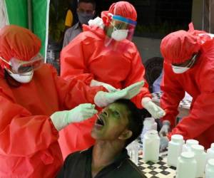 Pese a que muchos países siguen en el desconfinamiento, los casos de contagio por el mortal virus aún no paran. Foto: AFP