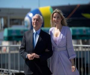 El presidente de Brasil, Michel Temer, y su esposa, Marcela Temer, asisten a la ceremonia de lanzamiento del Submarino de Clase Riachuelo de Brasil en una base naval en la ciudad de Itaguai, estado de Río de Janeiro, Brasil. Agencia AFP.