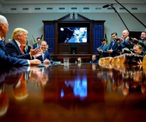 El presidente de los Estados Unidos, Donald Trump, el vicepresidente Mike Pence, el asesor del presidente Ivanka Trump y el administrador de la NASA Jim Bridenstine hablan a los astronautas de la NASA Christina Koch y Jessica Meir durante la primera caminata espacial para mujeres en la Estación Espacial Internacional (ISS) durante una llamada de la Casa Blanca en Washington, DC, el 18 de octubre de 2019. Fotos: Agencia AFP.